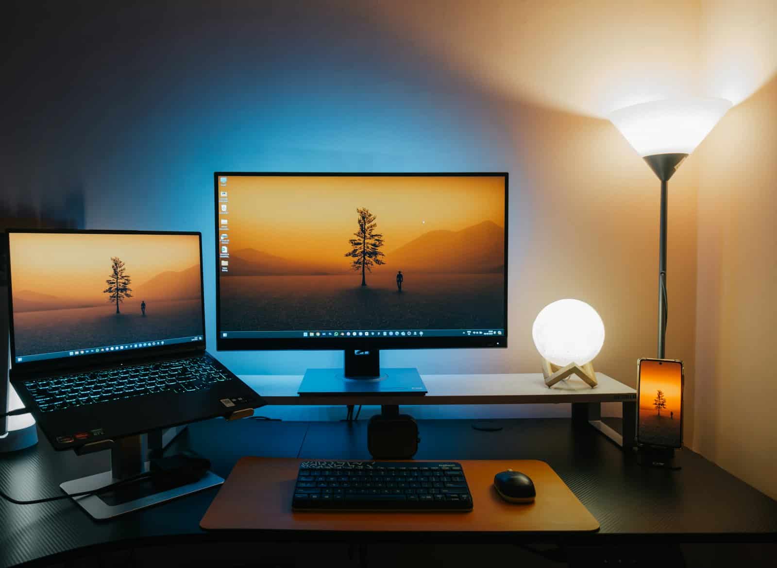 Un poste de travail avec un écran, un ordinateur portable, un clavier et une souris