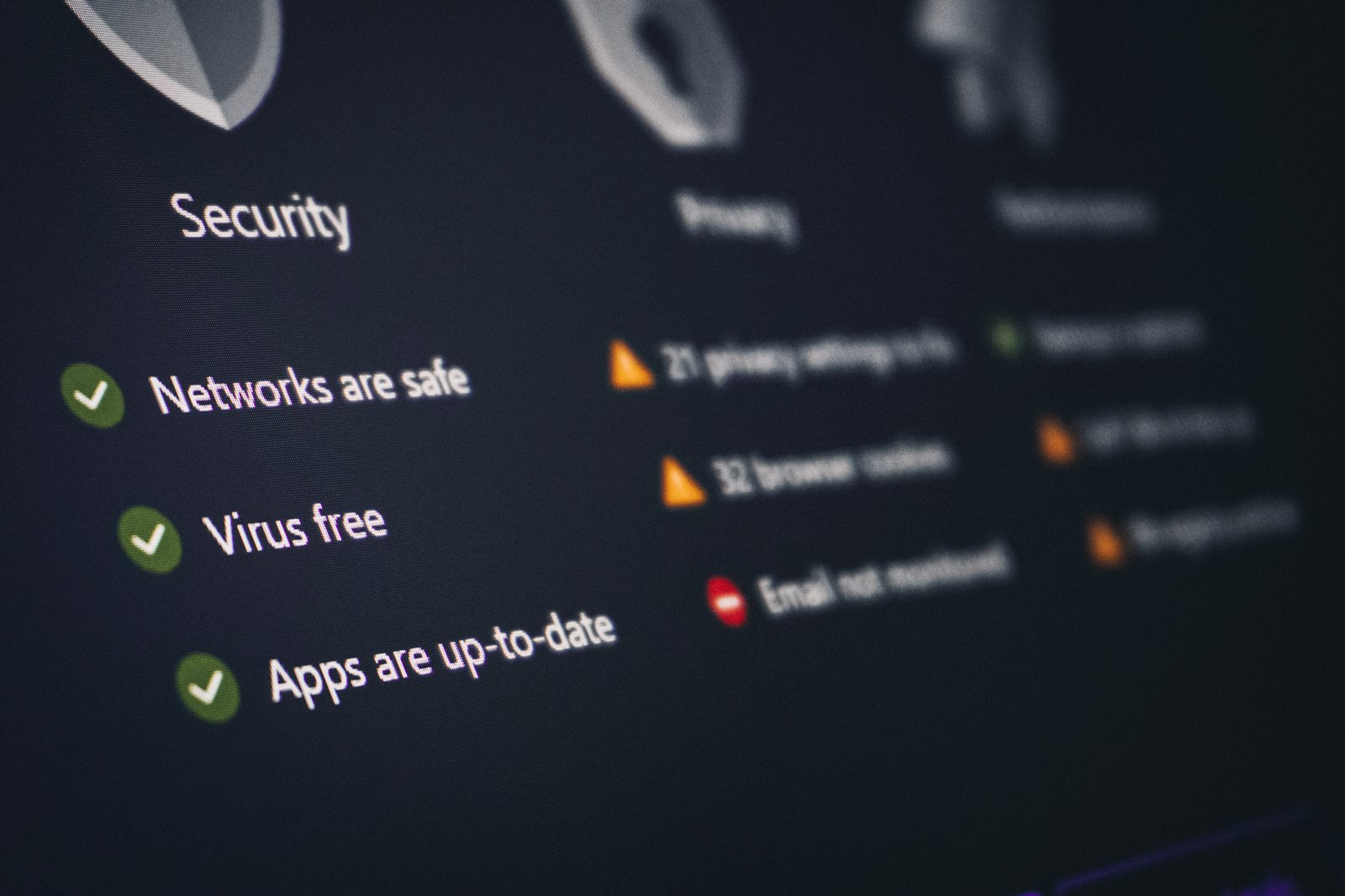 Tableau de bord de sécurité indiquant que le réseau est sûr et les applications à jour
